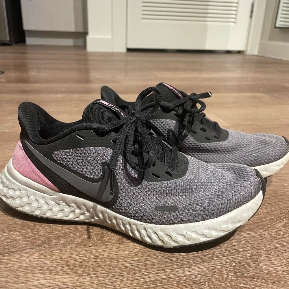 Nike Revolution 5